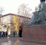 В честь дня рождения Владимира Даля жители Луганска возложили цветы к памятнику знаменитого земляка - Город Луганск