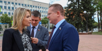 Руководитель фракции "СПРАВЕДЛИВАЯ РОССИЯ-ПАТРИОТЫ-ЗА ПРАВДУ" в Народном Совете Луганской Народной Республики Геннадий Тараканов 1 июля принял участие в церемонии возложения цветов к памятнику "Они отстояли Родину" в Луганске с участием Председателя Народного Совета ЛНР  Дениса Мирошниченко и председателя Комитета Государственной Думы по развитию гражданского общества, вопросам общественных и религиозных объединений Яной Лантратовой, коллег депутатов и представителей общественности - Справедливая Россия