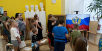 В Луганском художественном музее прошло культурно-просветительское мероприятие, посвящённое Дню Государственного флага Российской Федерации - Минкульт ЛНР