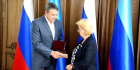 Леонид Пасечник передал Орден Мужества вдове нашего погибшего земляка Сергея Степанюка - ГТРК ЛНР