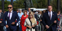 В честь 230 – й годовщины города Луганска, сегодня, Руководитель фракции "СПРАВЕДЛИВАЯ РОССИЯ-ПАТРИОТЫ-ЗА ПРАВДУ" в Народном Совете Луганской Республики возложил цветы к мемориалам "Незаживаюшая рана Донбасса" и Острая Могила.  Геннадий Тараканов вместе с временно исполняющей полномочия Главы Луганска Яной Пащенко, коллегами депутатами Народного Совета Луганской Народной Республики возложил цветы к мемориалам "Незаживаюшая рана Донбасса" и Острая Могила - Справедливая Россия