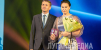 На городском торжественном вручили награды и исполнили песни о Луганске - Город Луганск