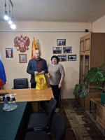 Депутат Совета Антрацитовского округа от ПАРТИИ "СПРАВЕДЛИВАЯ РОССИЯ" Михаил Яцкив поздравил активистку ветеранской организации Светлану Андрющенко с 50-летним юбилеем