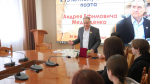 Знак "За заслуги перед Луганском" вручили луганскому поэту Андрею Медведенко